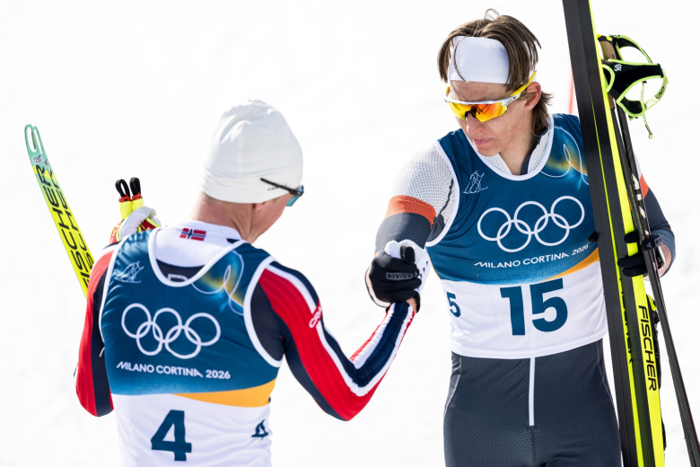 Мартин Лёвстрём Нюэнгет и Савелий Коростелев на соревнованиях по лыжным гонкам среди мужчин на зимних Олимпийских играх — 2026