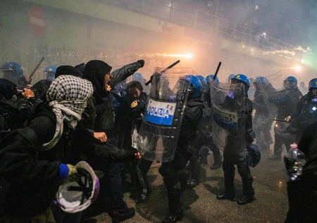 Противники Олимпиады забросали полицию камнями в Милане