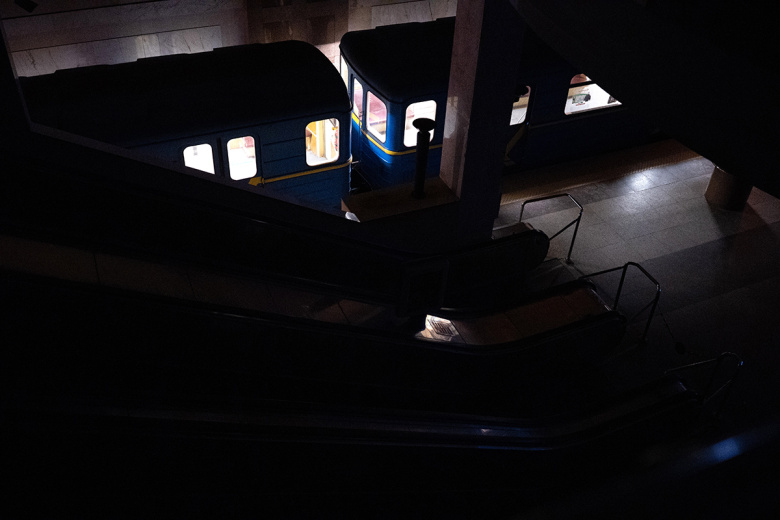 Киев, Украина: Вагоны поездов светятся на станции метро «Демиевска», погрузившейся во тьму из-за масштабного падения напряжения в электросети