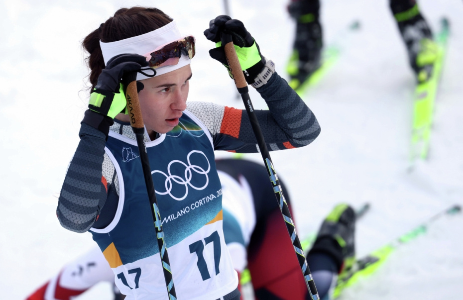 Дарья Непряева после финиша в скиатлоне 10 + 10 км соревнований по лыжным гонкам среди женщин на зимних Олимпийских играх — 2026