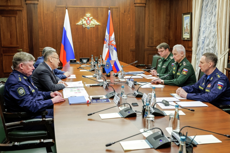 Министр обороны РФ Андрей Белоусов и генеральный секретарь Организации Договора о коллективной безопасности (ОДКБ) Таалатбек Масадыков (второй слева) во время встречи в Москве