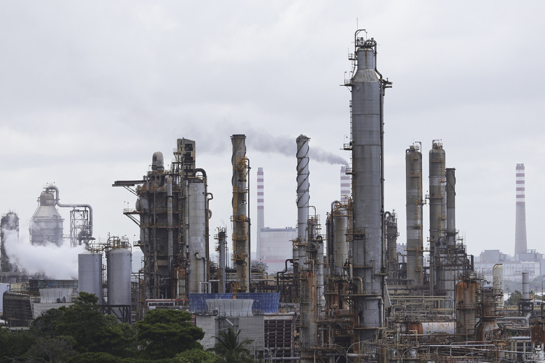 Вид на нефтеперерабатывающий завод Эль-Палито государственной нефтяной компании Венесуэлы PDVSA из района Эль-Фаро