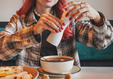 Россиянам дали советы, как избавиться от привычки пересаливать пищу