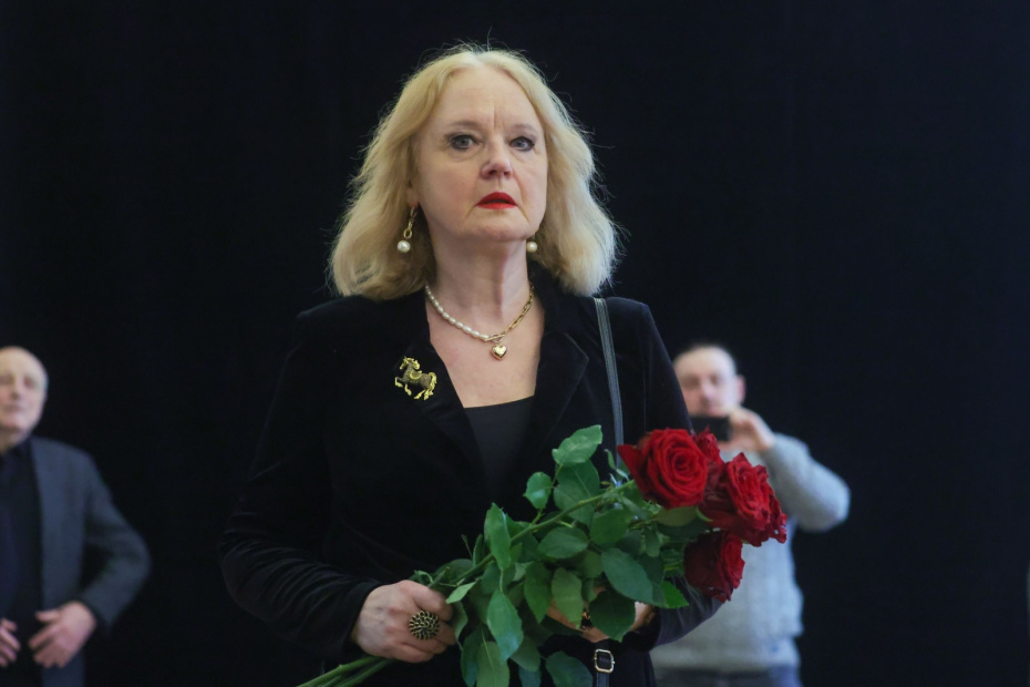 Актриса Елена Сотникова на церемонии прощания с заслуженной актрисой РФ Ольгой Чиповской