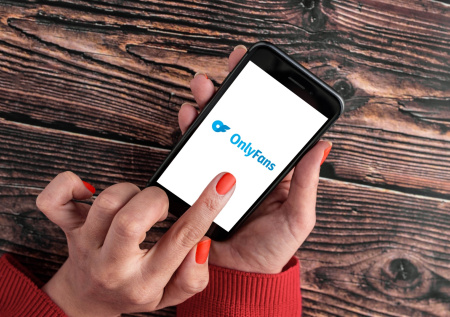 Пожилая учительница потеряла работу из-за откровенных видео