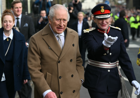 Толпа накричала на короля Британии из-за его опального брата