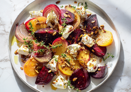 Необычный теплый салат из запеченной свеклы: рецепт для яркого ужина