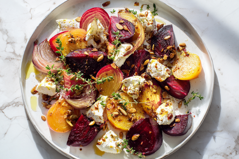 Необычный теплый салат из запеченной свеклы: рецепт для яркого ужина