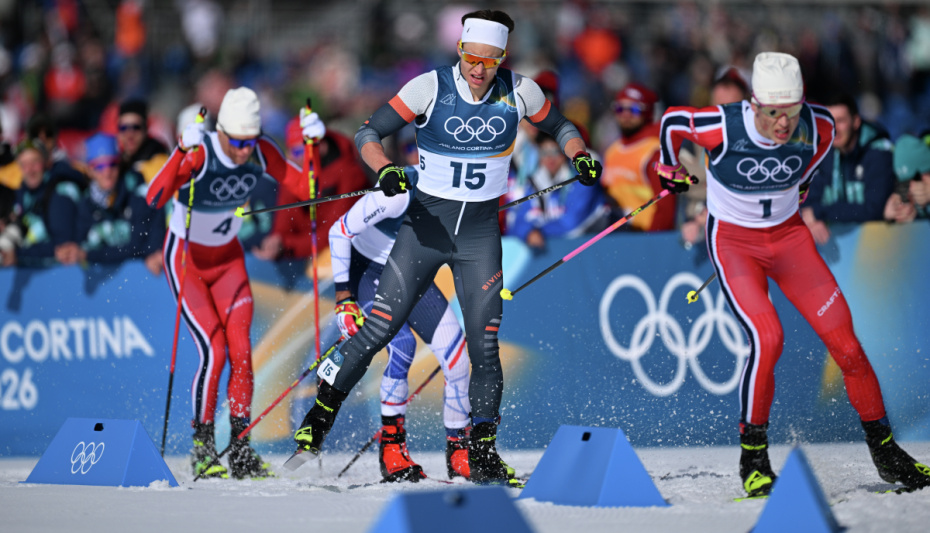 Йоханнес Хесфлот Клебо (Норвегия), российский спортсмен Савелий Коростелев, выступающий в нейтральном статусе, Мартин Левстрем Нюэнгет (Норвегия) на дистанции скиатлона 10 км + 10 км соревнований по лыжным гонкам среди мужчин на XXV зимних Олимпийских играх в Валь-ди-Фьемме