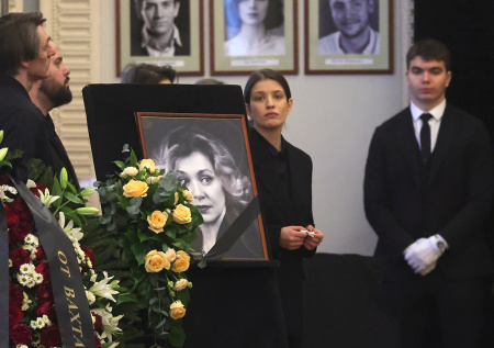 Слезы дочери, скорбь вдовца: в Вахтанговском театре простились с Чиповской