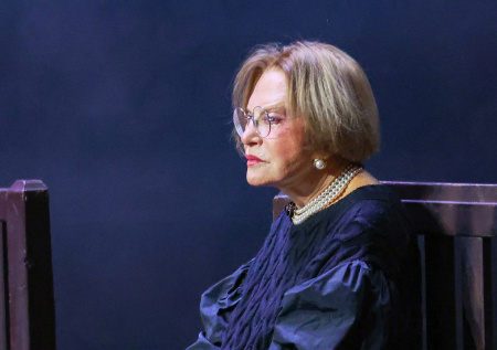 Известная актриса встала на колени перед гробом Ольги Чиповской