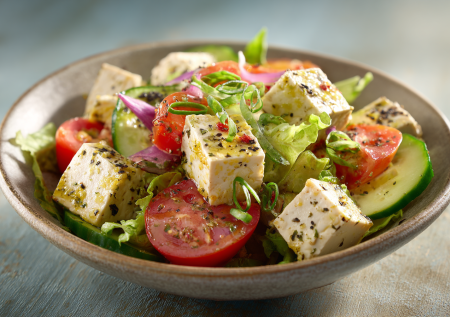 Худейте вкусно: диетический салат на ужин с тофу