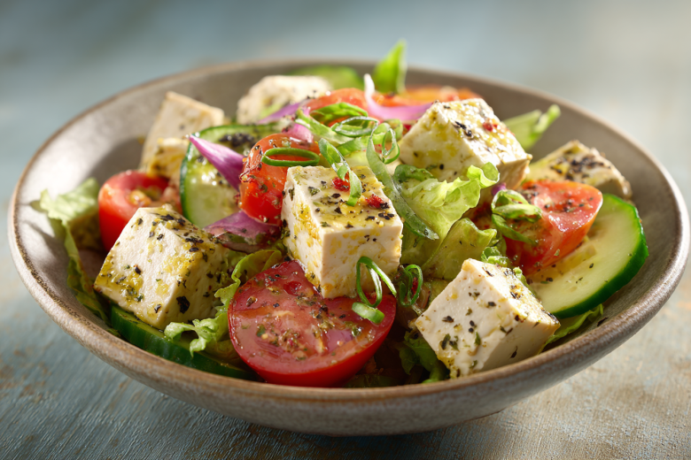 Худейте вкусно: диетический салат на ужин с тофу