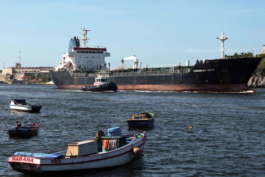 Нефтяной танкер в порту Гаваны