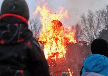 Россиянам напомнили о полумиллионных штрафах за сжигание чучела Масленицы