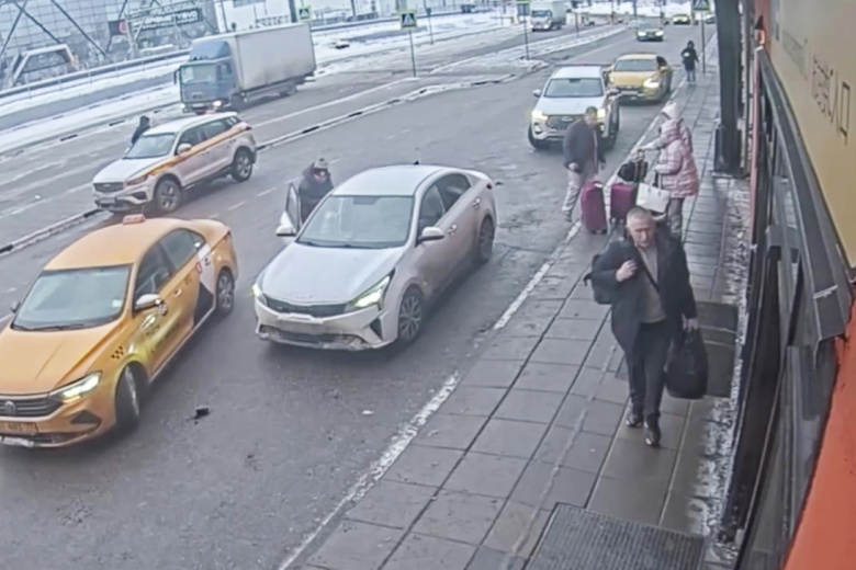 Исполнитель покушения на генерал-лейтенанта Владимира Алексеева гражданин России Любомир Корба (на первом плане)