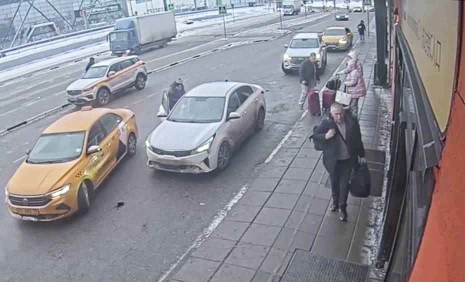 Исполнитель покушения на генерал-лейтенанта Владимира Алексеева гражданин России Любомир Корба (на первом плане)