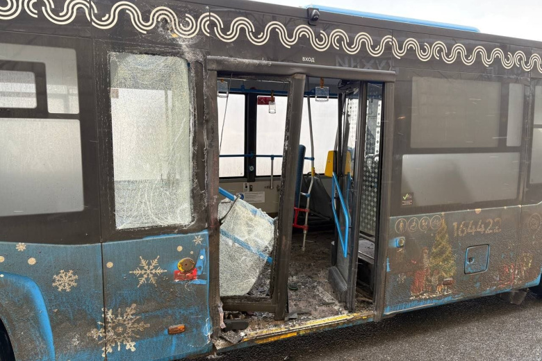 Последствия ДТП с участием автобуса и грузовика на Ленинском проспекте