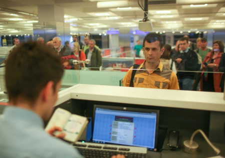 Авиаэксперт не поддержал идею отдельной очереди для россиян в аэропортах