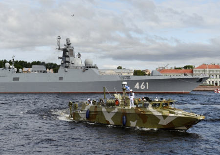 Фрегат «Адмирал флота Касатонов» отразил условную атаку в Баренцевом море