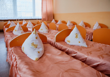 Воспитатель детсада навалилась на ребенка, чтобы тот уснул