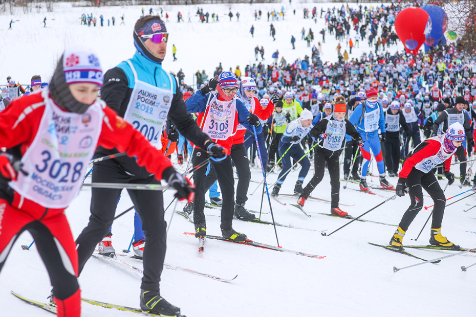 Участники всероссийской массовой лыжной гонки «Лыжня России » в Московской области