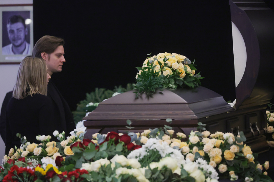 Павел Табаков с девушкой на церемонии прощания с заслуженной артисткой России Ольгой Чиповской