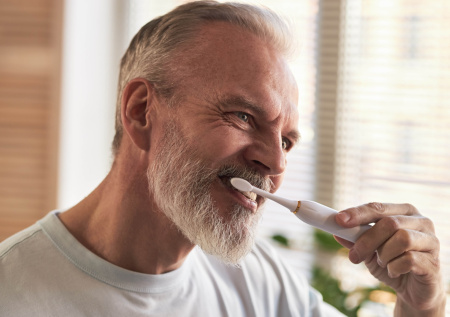 Врач объяснил, нужна ли электрическая зубная щетка