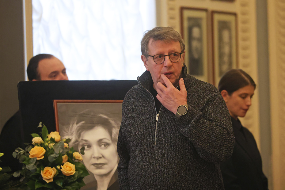 Телеведущий Михаил Ширвиндт на церемонии прощания с заслуженной артисткой России Ольгой Чиповской