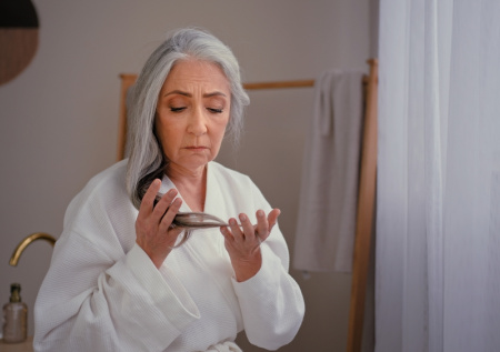 3 ложки на стакан воды — седины как будто и не было: топовое средство без химии