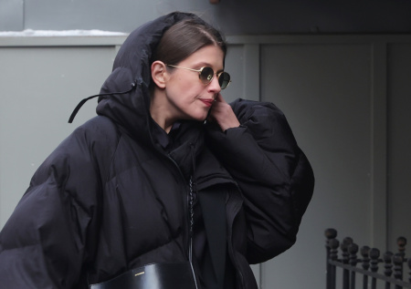 Заплаканная дочь Чиповской в трауре пришла на прощание с матерью