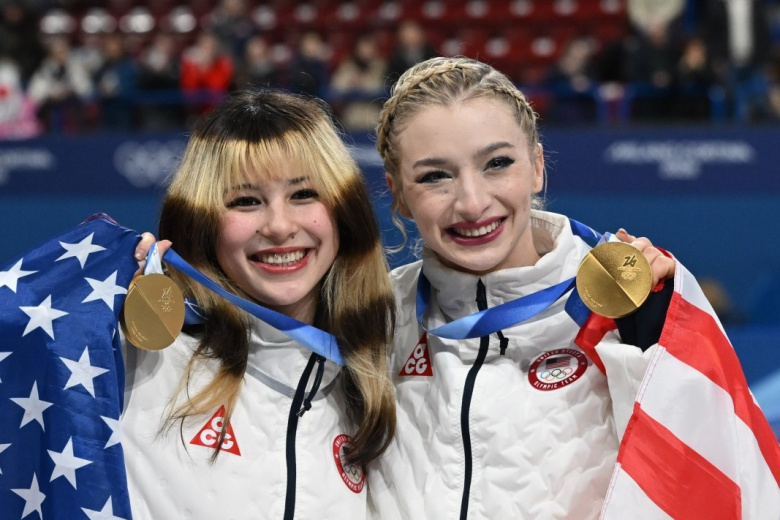 Гленн Эмбер и Алиса Лю (США) с флагом США во время фигурного катания на зимних Олимпийских играх — 2026