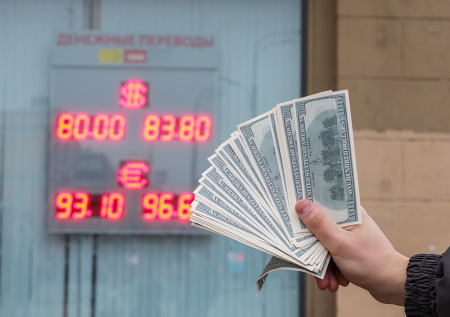 Опрос показал ожидания россиян от курса доллара этой весной
