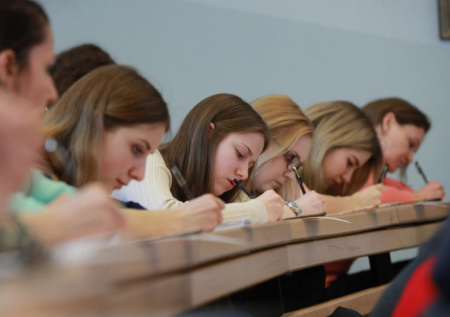 В Госдуме предлагают определить объемы оттока за рубеж студентов из России