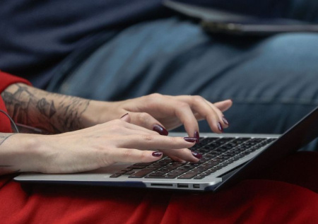 Адвокат объяснил, какие видео в интернете опасно лайкать и комментировать