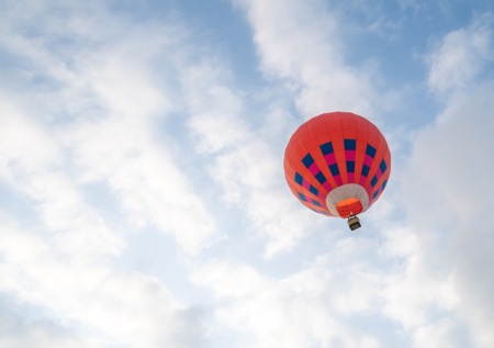 Россияне стали получать фейковые предложения о полетах на воздушном шаре