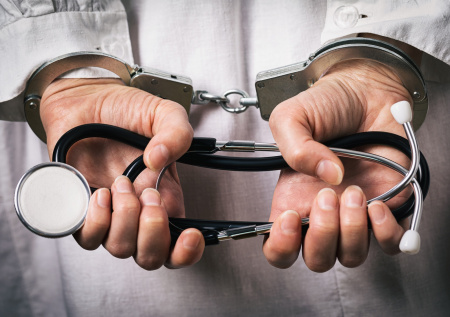 Главврач и его дочь задержаны за «теневые» операции