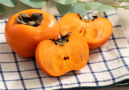 Хурма «пустила корни» в желудке россиянина