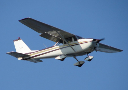 В США самолет врезался в машины при посадке на автомобильную дорогу