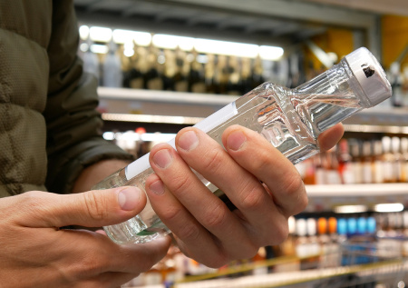 Разрушит органы и лишит детей: предостережение от врача по поводу водки