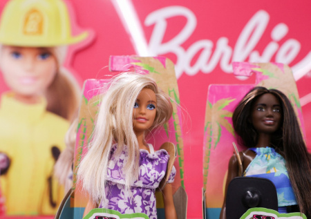 Суд Петербурга конфисковал несколько сотен поддельных кукол Барби