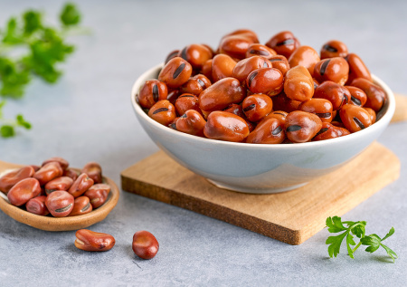 Гастроэнтеролог предупредила, кому опасно есть бобовые