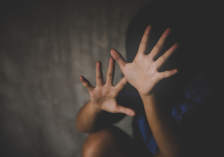 Три женщины годами держали шестилетнюю девочку в клетке и морили ее голодом