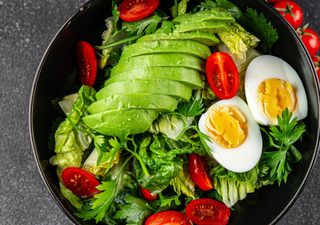 Гастроэнтеролог рассказал о трех полезных вариантах завтрака