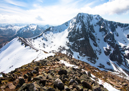 Ребенок выжил после падения с горы с отцом и замерз насмерть