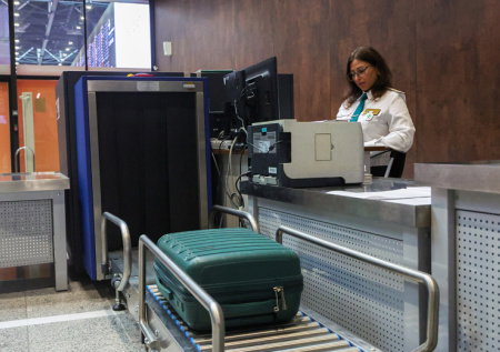 Мать летела шесть часов без еды для ребенка после досмотра в аэропорту