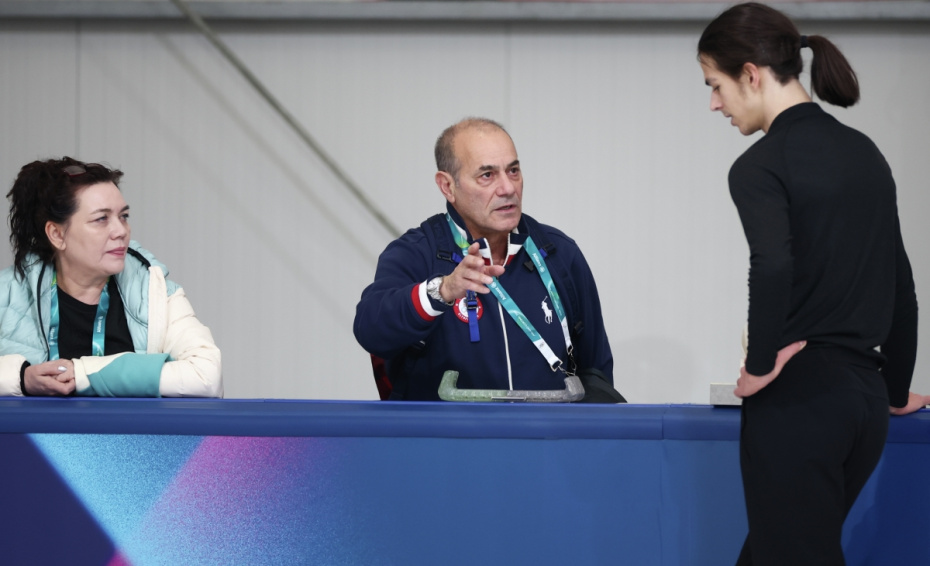 Российский фигурист Петр Гуменник, выступающий в нейтральном статусе, и его тренеры Вероника Дайнеко и Рафаэль Арутюнян на тренировке перед соревнованиями по фигурному катанию Олимпийских игр 2026 г.