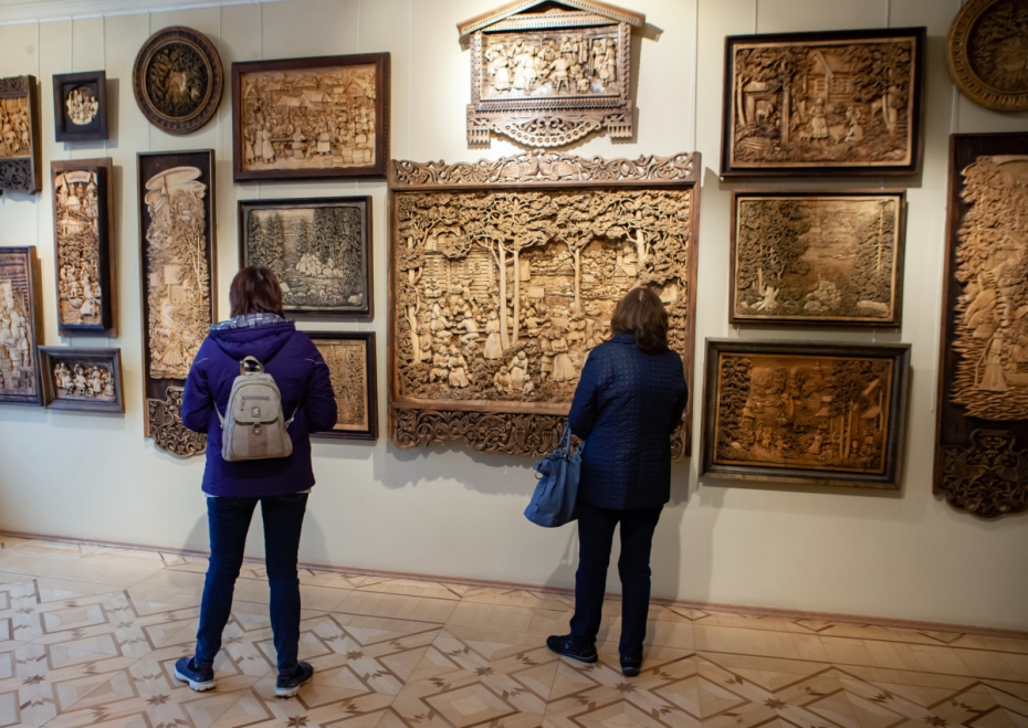 Посетители в музее работ художника Кронида Гоголева в городе Сортавале