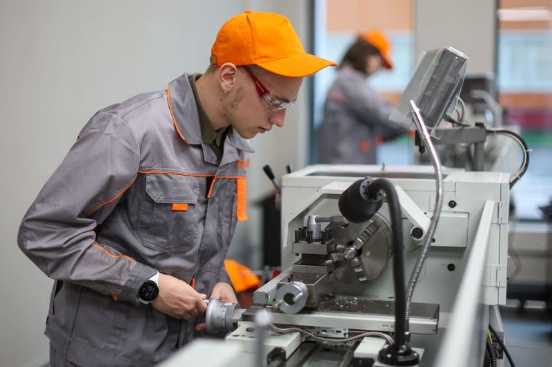 В слесарном цехе центра практического обучения «Профессии будущего» в Печатниках