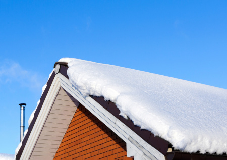 Сошедший с крыши снег едва не привел к трагедии в Сибири